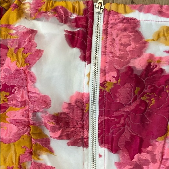 • Juliette Crop Top • Pink Brocade -• - Picture 8 of 9